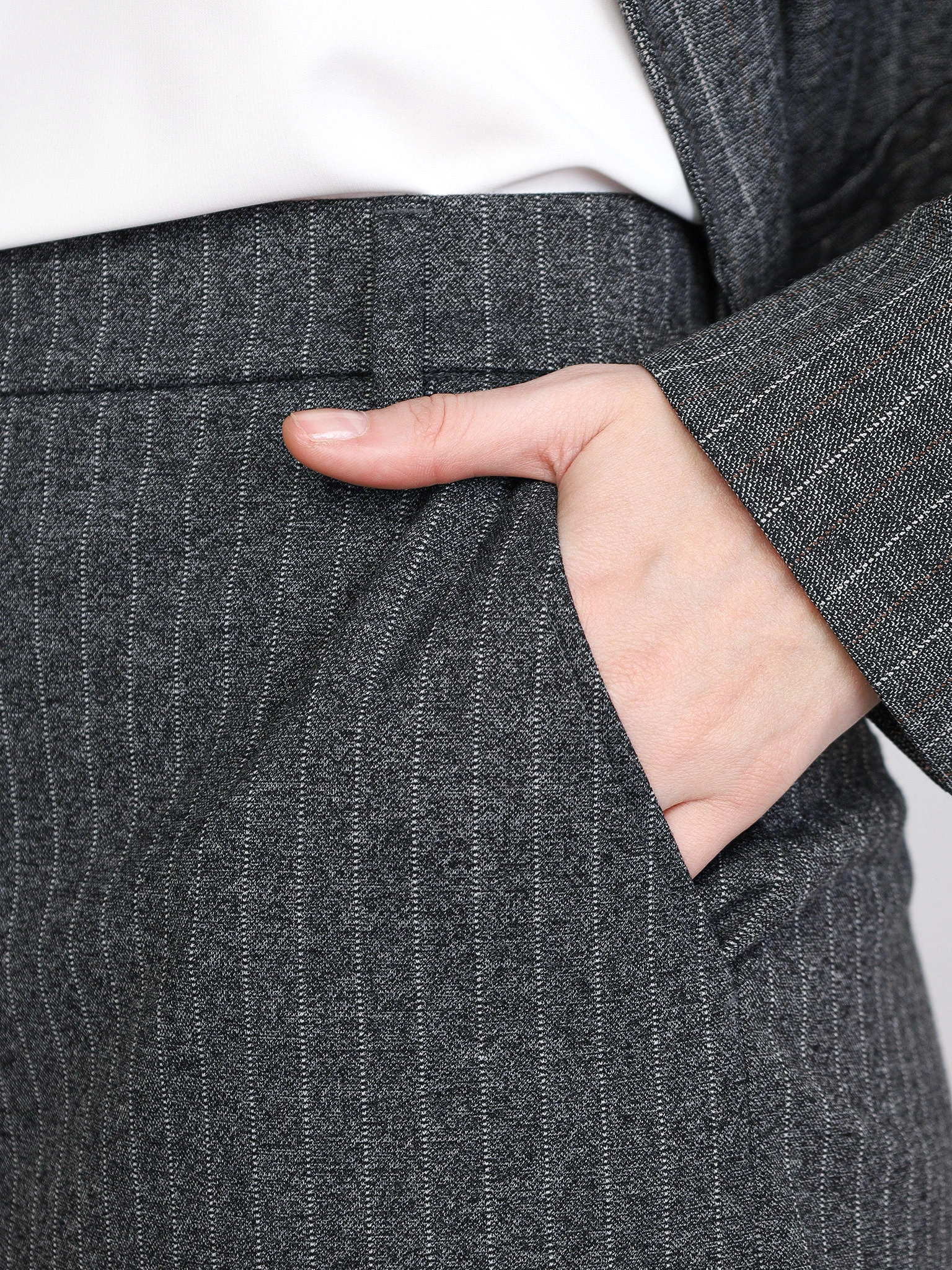 Юбка серого цвета в полоску со шлицей сзади